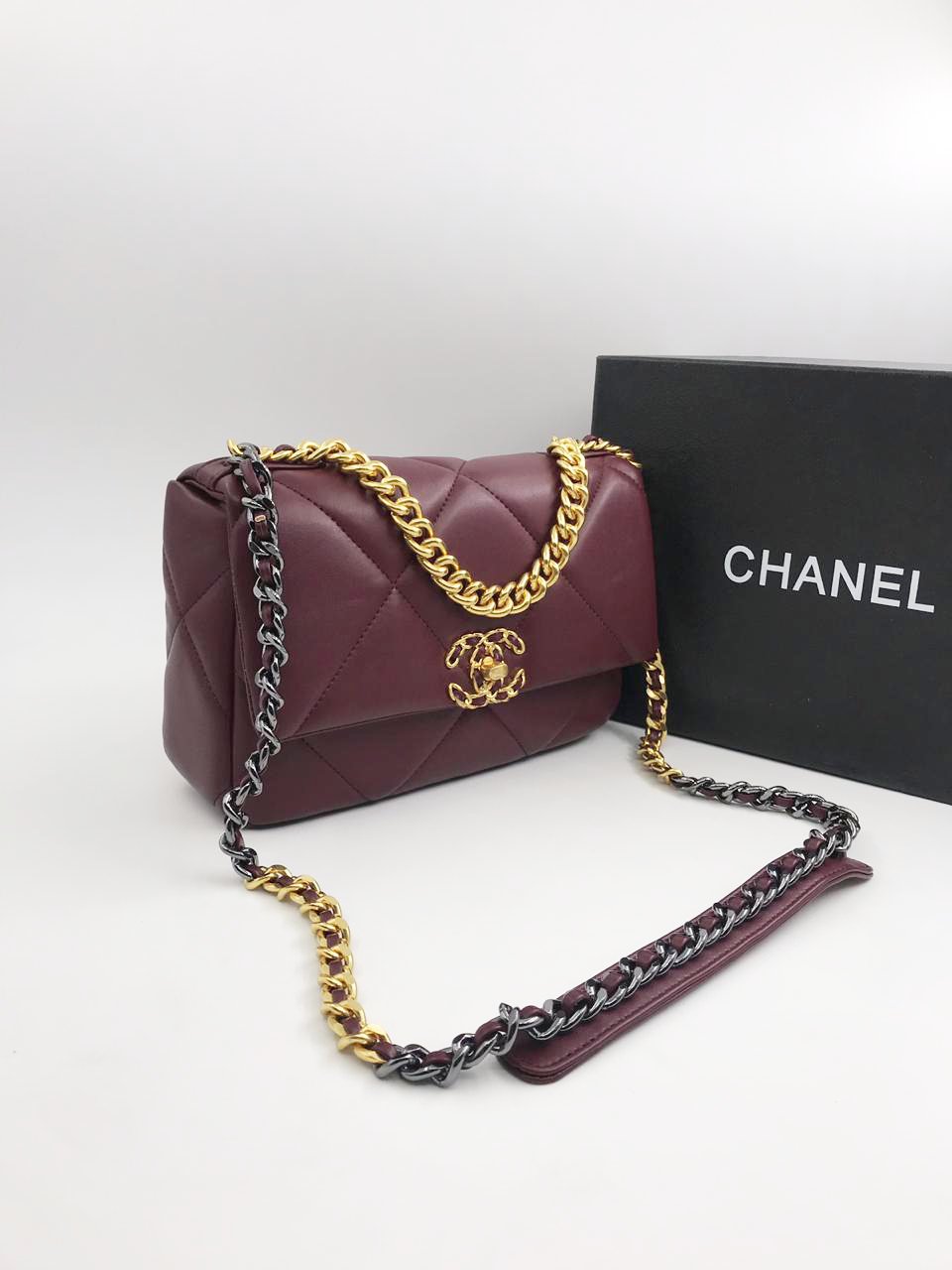 Bags 19. Шанель 19 сумка. Chanel 19 сумка. Шанель сумочки коллекция-2020. Шанель сумки 19см.