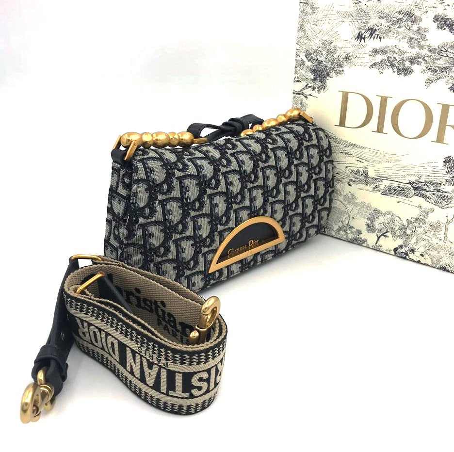 Клатчи dior. Клатч Кристиан диор. Сумка Кристиан диор. Сумка Кристиан диор реплика. Сумка Кристиан диор тканевая.