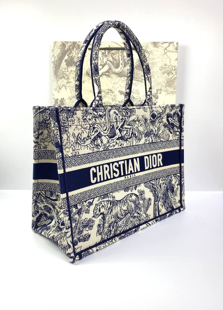 Dior book tote. Сумка тоут Кристиан диор. Сумка Dior book Tote. Сумка-тоут Christian Dior book Tote. Женская сумка диор Кристиан book Tote синяя.