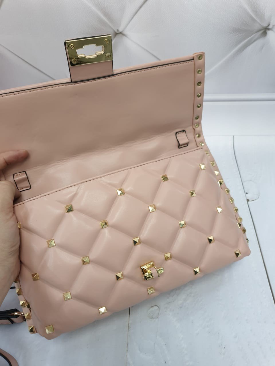 Valentino go clutch. Клатч Валентино Гаравани. Сумка Valentino Garavani Demilune small Valentino клатч. Валентино пудра клатч. Клатч Валентино Гаравани белая.